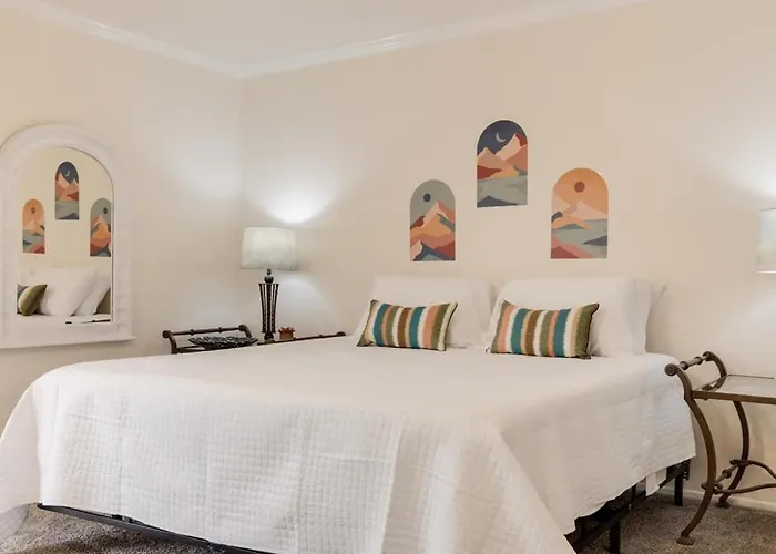 Family Getaway With Pool & Pet Friendly Apartment