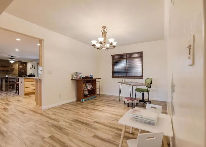 Family Getaway With Pool & Pet Friendly Apartment