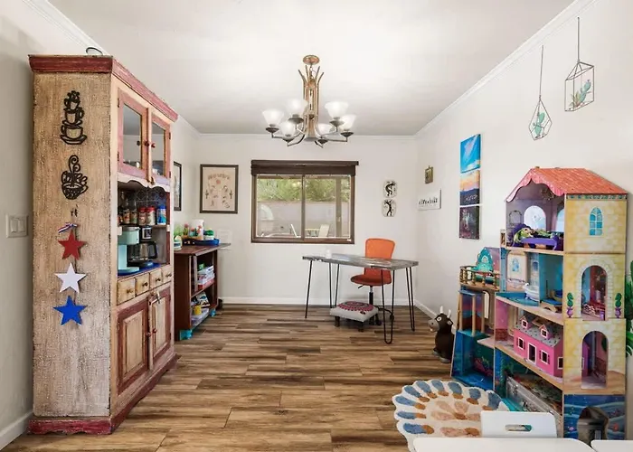Family Getaway With Pool & Pet Friendly Apartment