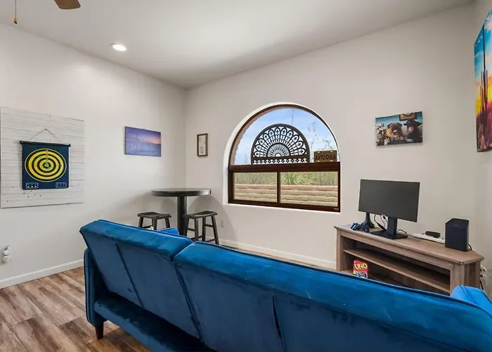 Family Getaway With Pool & Pet Friendly Apartment